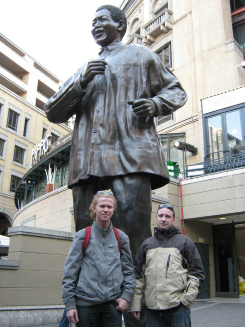 Miha in Tomaž pod kipom slovitega Nelsona Mandele